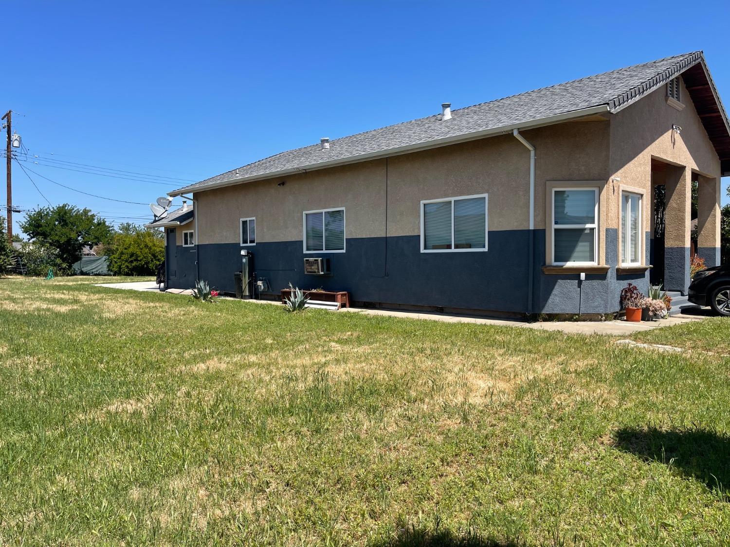 Detail Gallery Image 1 of 17 For 7721 39th Ave, Sacramento,  CA 95824 - 3 Beds | 1 Baths