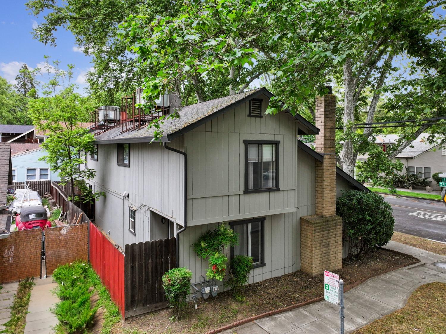 Detail Gallery Image 3 of 8 For 2331 F St, Sacramento,  CA 95816 - – Beds | – Baths