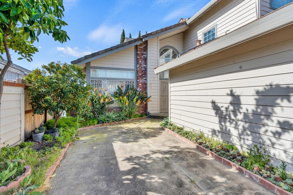 Bucks Harbor Way, Sacramento, California image 3