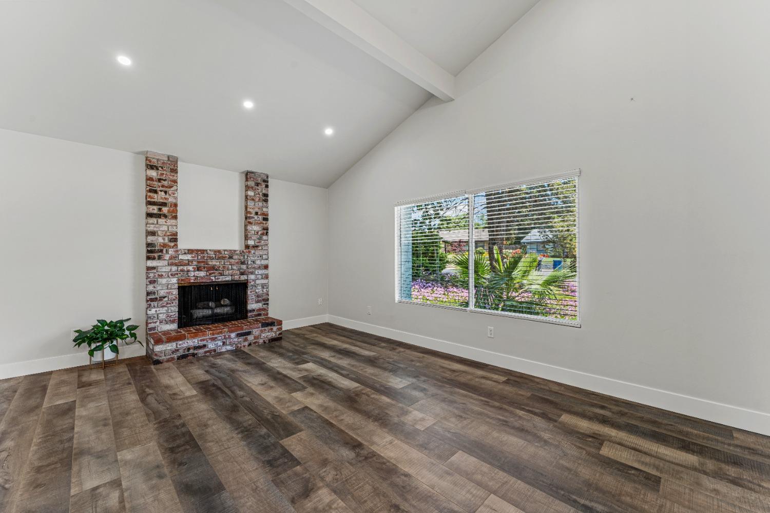 Detail Gallery Image 4 of 39 For 6865 Escallonia Dr, Orangevale,  CA 95662 - 3 Beds | 3 Baths
