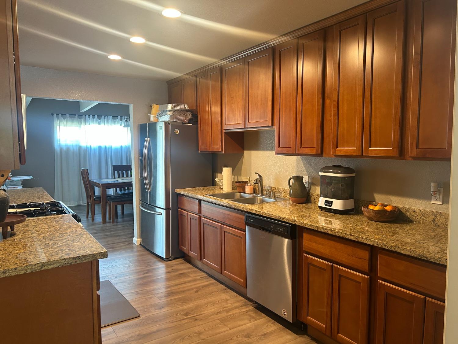 Detail Gallery Image 7 of 17 For 2448 E Washington St, Stockton,  CA 95205 - 3 Beds | 2 Baths