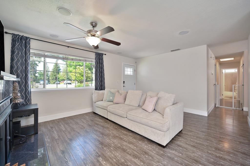 Detail Gallery Image 5 of 41 For 6630 Thunderhead Cir, Orangevale,  CA 95662 - 3 Beds | 2 Baths