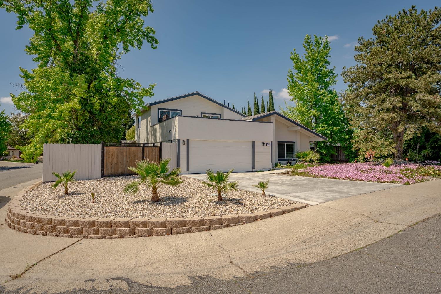 Detail Gallery Image 1 of 39 For 6865 Escallonia Dr, Orangevale,  CA 95662 - 3 Beds | 3 Baths