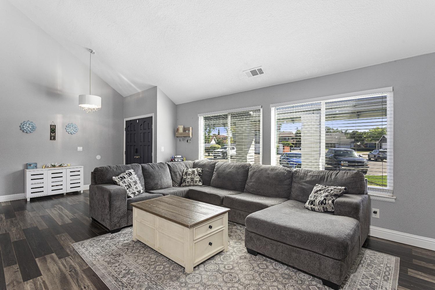 Detail Gallery Image 8 of 30 For 9722 Dublin Ct, Stockton,  CA 95209 - 3 Beds | 2/1 Baths