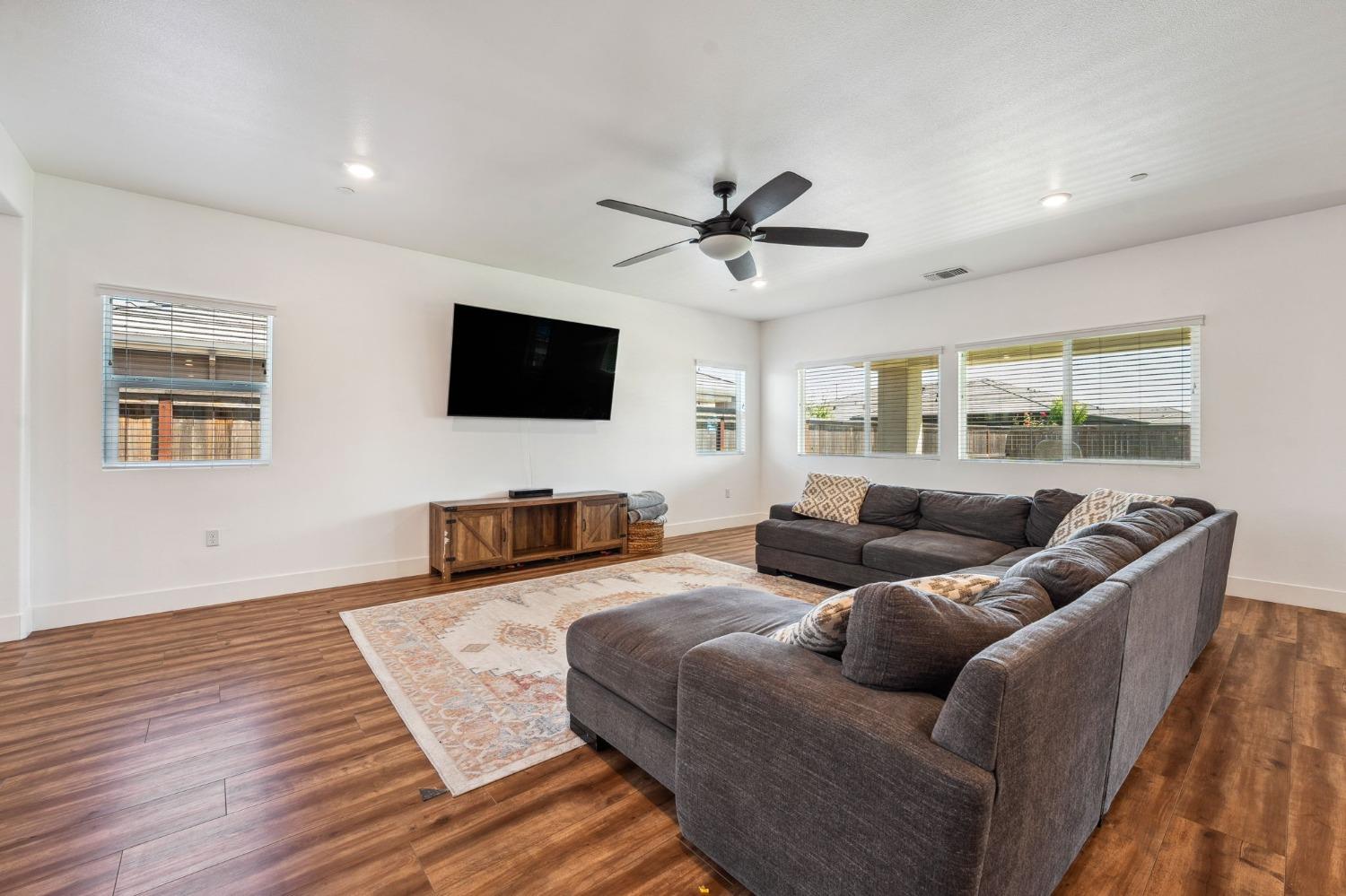 Abbeylane Way, Olivehurst, California image 9