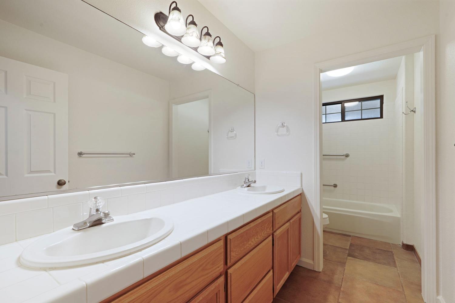 Detail Gallery Image 21 of 54 For 25292 White Fence Ct, Acampo,  CA 95220 - 4 Beds | 2 Baths