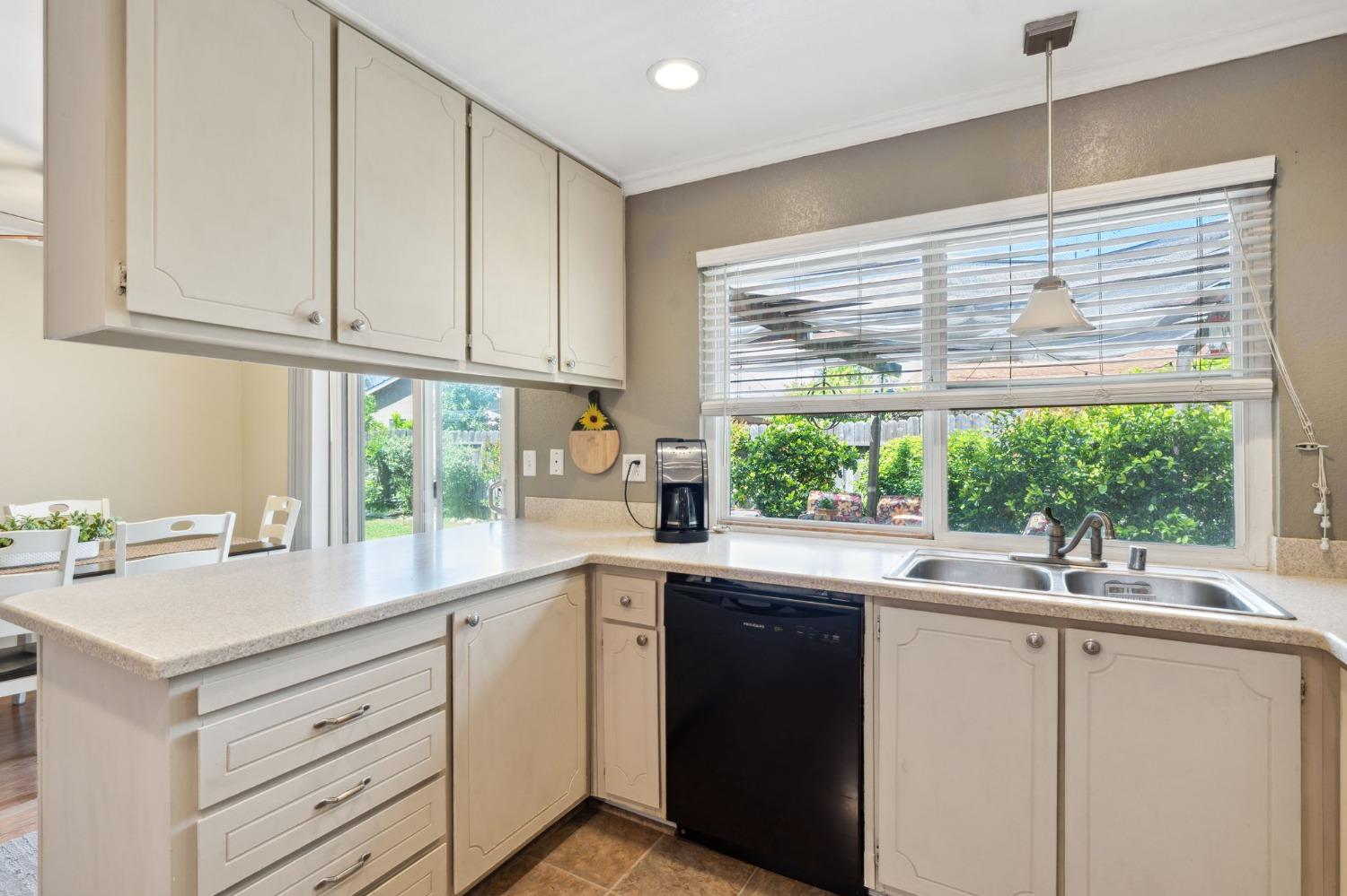Detail Gallery Image 10 of 30 For 10197 Rockingham, Sacramento,  CA 95827 - 3 Beds | 2 Baths