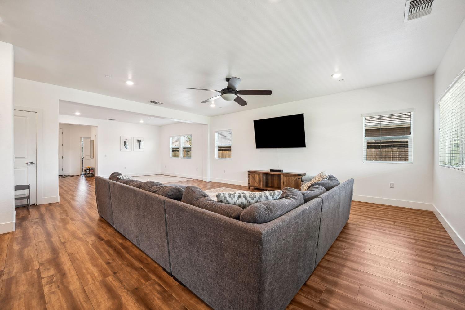 Abbeylane Way, Olivehurst, California image 10