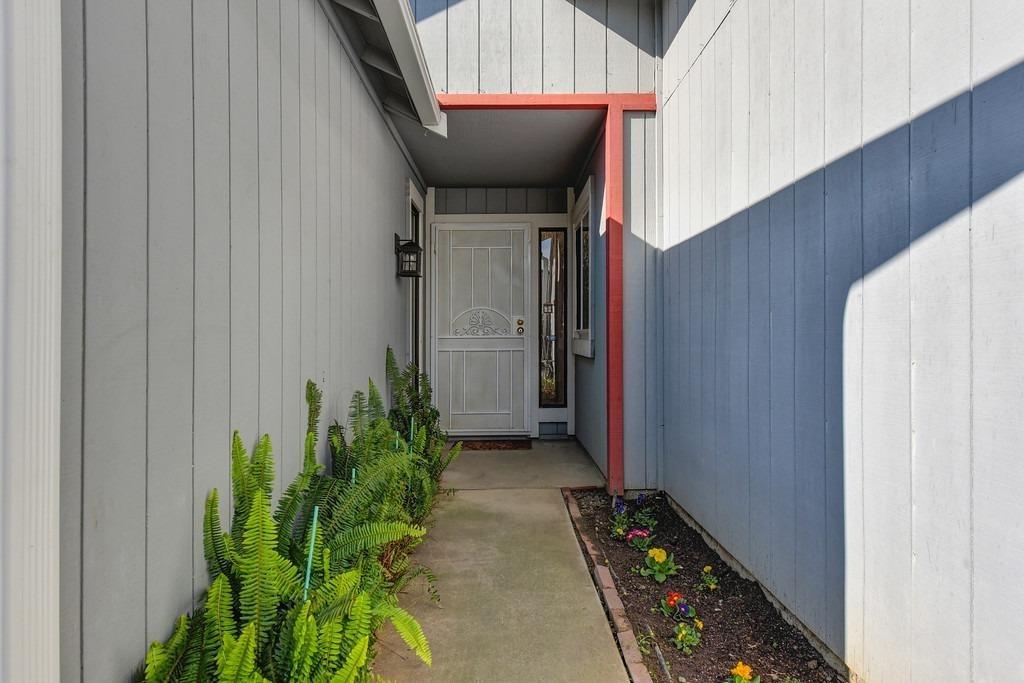 Detail Gallery Image 4 of 22 For 195 River Run Cir, Sacramento,  CA 95833 - 3 Beds | 2 Baths