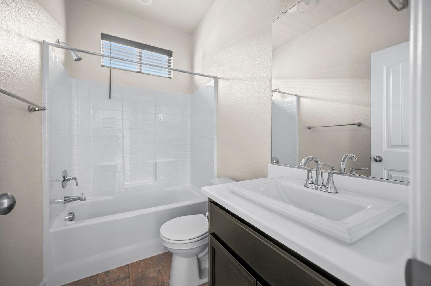 Detail Gallery Image 11 of 31 For 2101 Melody Ln, Modesto,  CA 95355 - 6 Beds | 4 Baths