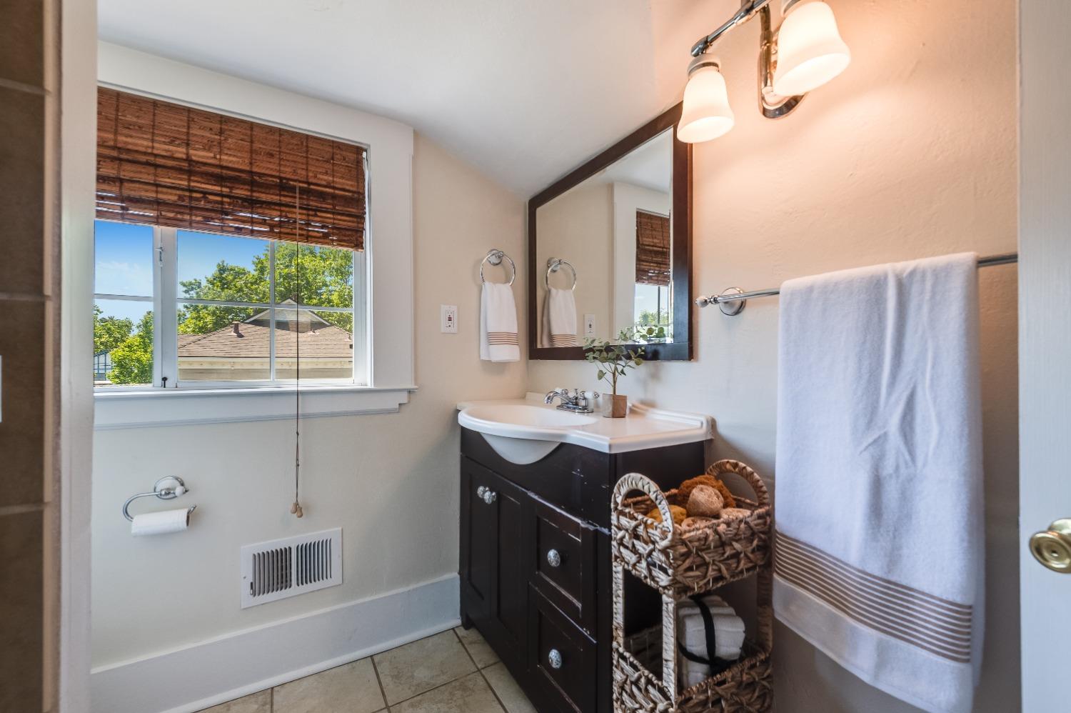 Detail Gallery Image 11 of 13 For 2425 32nd St, Sacramento,  CA 95817 - 2 Beds | 1/1 Baths