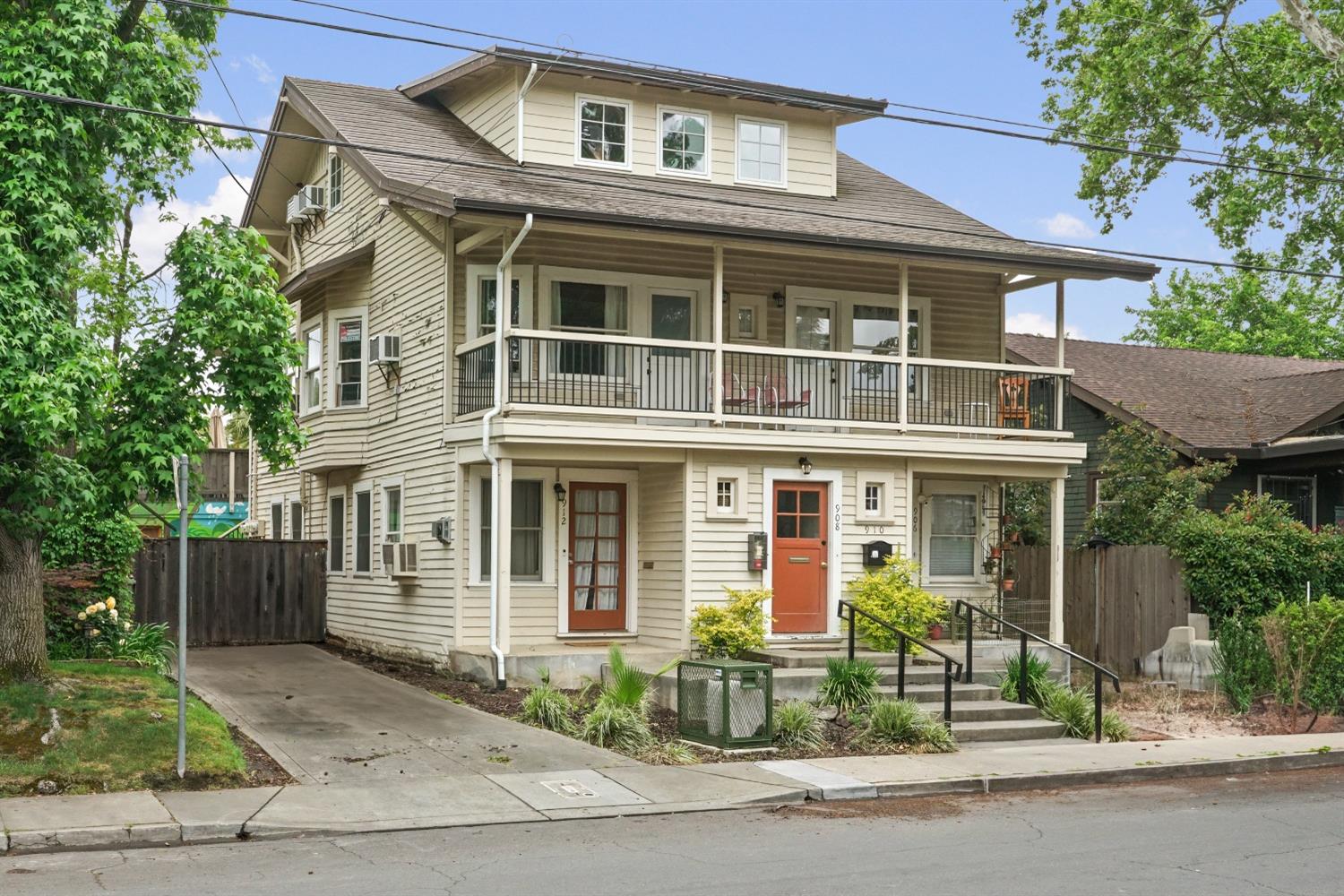 Detail Gallery Image 3 of 26 For 910 38th St, Sacramento,  CA 95816 - – Beds | – Baths