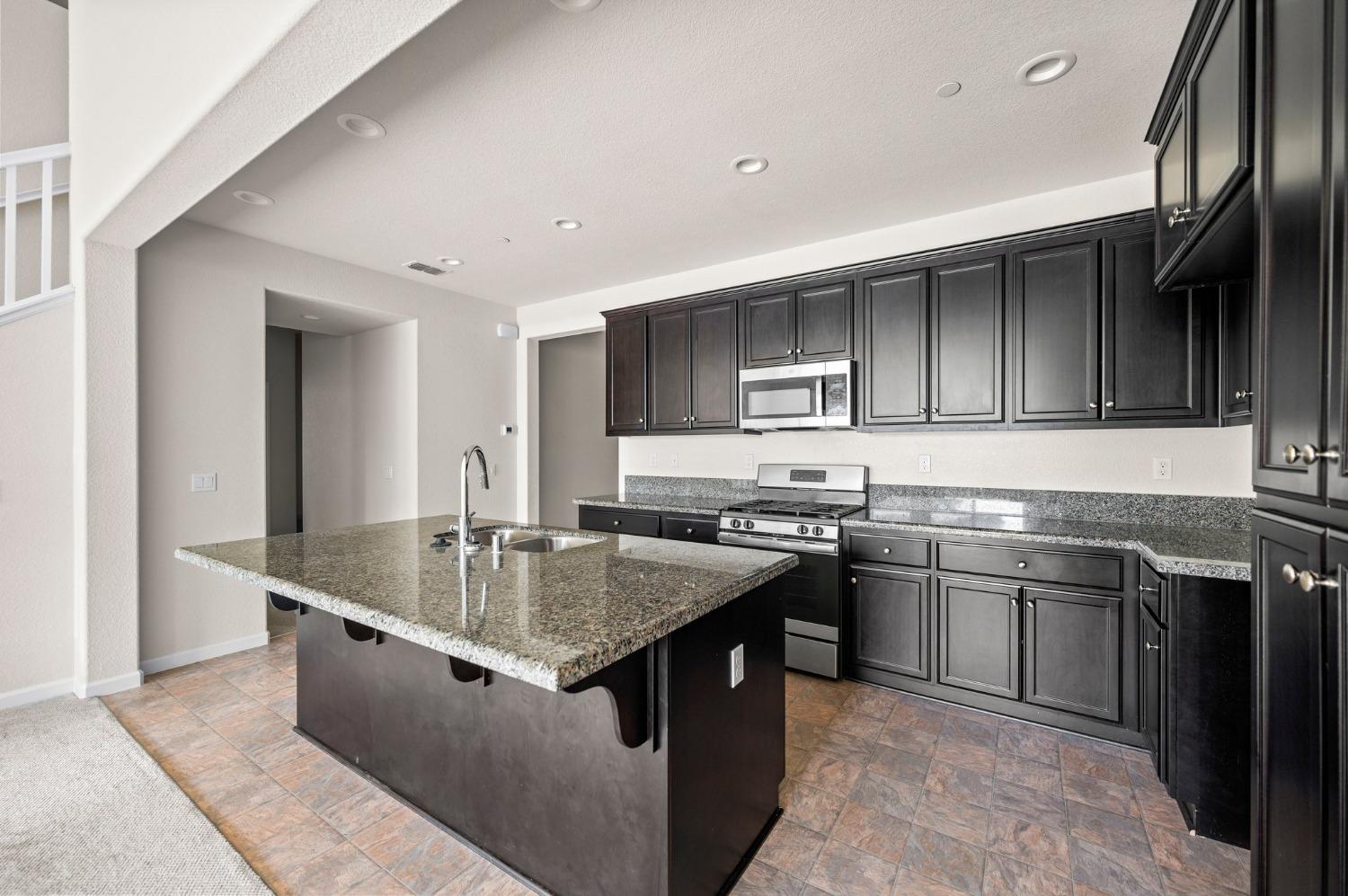 Detail Gallery Image 3 of 31 For 2101 Melody Ln, Modesto,  CA 95355 - 6 Beds | 4 Baths