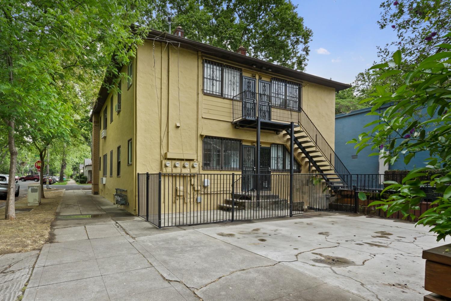 Detail Gallery Image 5 of 33 For 2400 F Street St, Sacramento,  CA 95816 - – Beds | – Baths