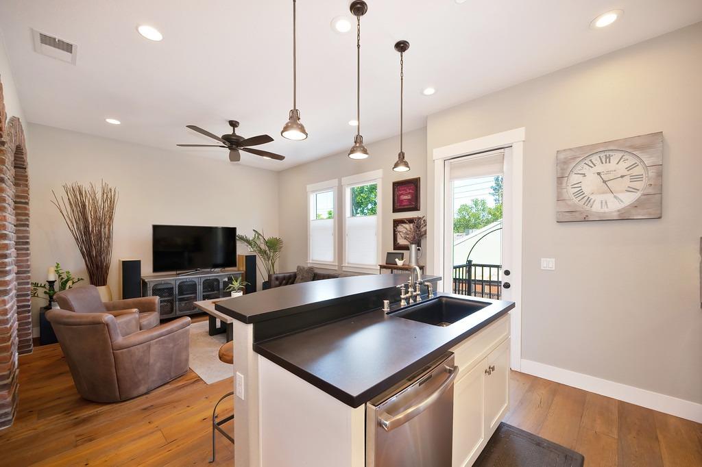 Crocker Drive, Sacramento, California image 25