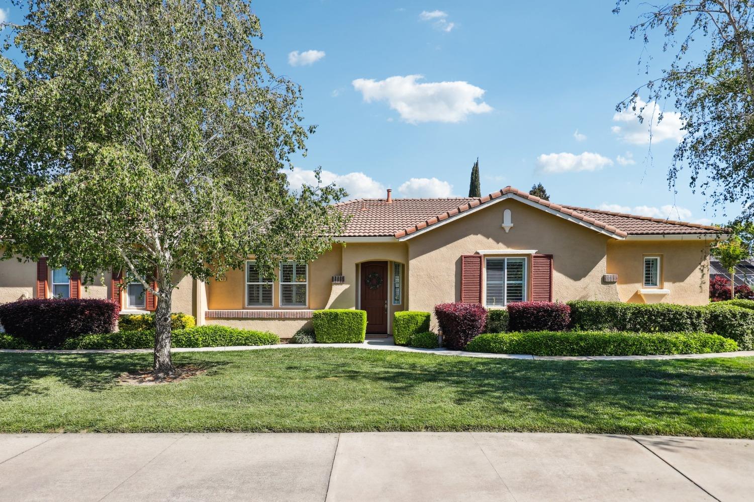 Detail Gallery Image 1 of 41 For 8040 Linda Isle Ln, Sacramento,  CA 95831 - 3 Beds | 2 Baths