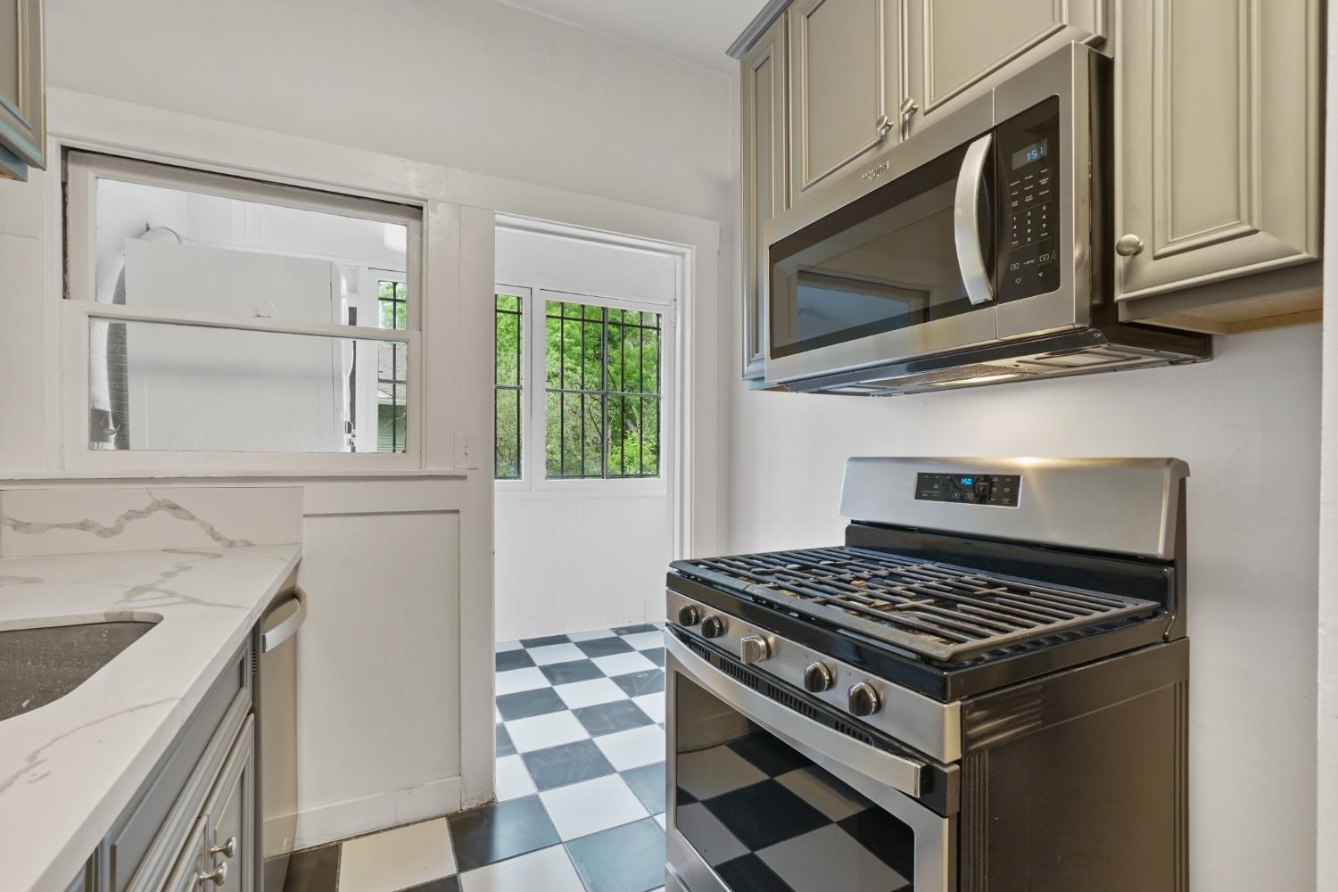 Detail Gallery Image 26 of 33 For 2400 F Street St, Sacramento,  CA 95816 - – Beds | – Baths