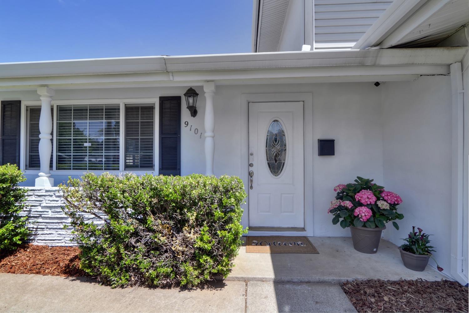 Detail Gallery Image 4 of 44 For 9101 La Riviera Dr, Sacramento,  CA 95826 - 4 Beds | 2 Baths