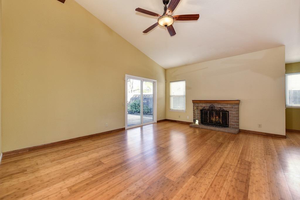 Detail Gallery Image 10 of 22 For 195 River Run Cir, Sacramento,  CA 95833 - 3 Beds | 2 Baths