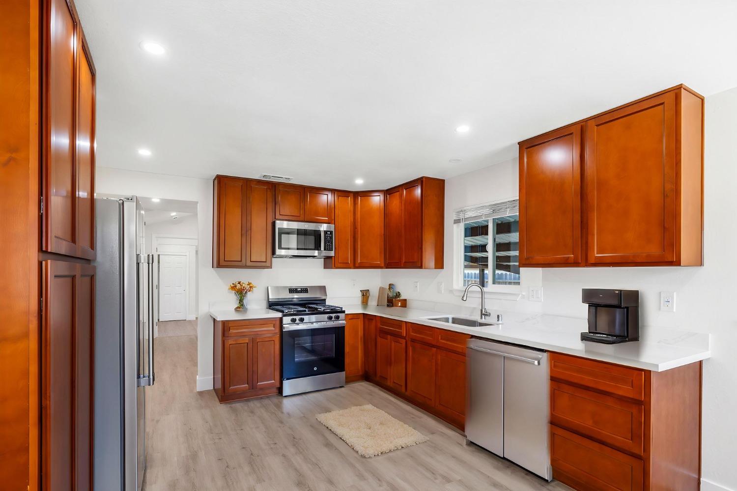 Detail Gallery Image 5 of 41 For 10505 Georgetown Dr, Rancho Cordova,  CA 95670 - 5 Beds | 3 Baths