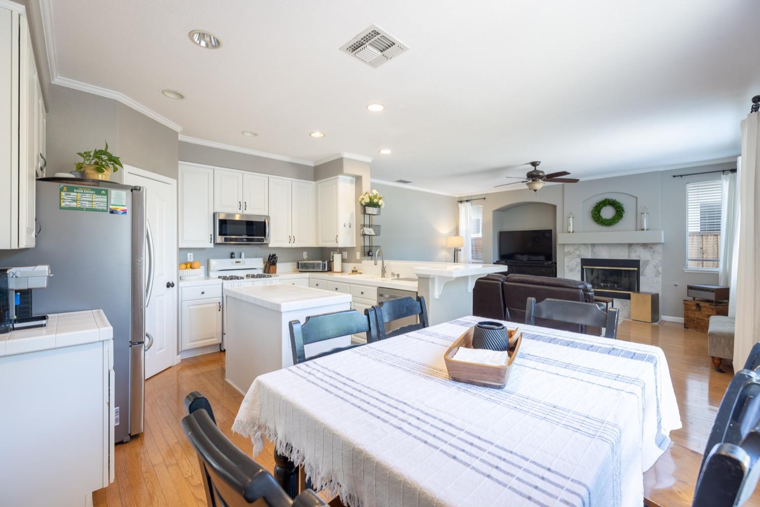 Detail Gallery Image 11 of 63 For 23 Alazar Ct, Sacramento,  CA 95835 - 4 Beds | 3 Baths