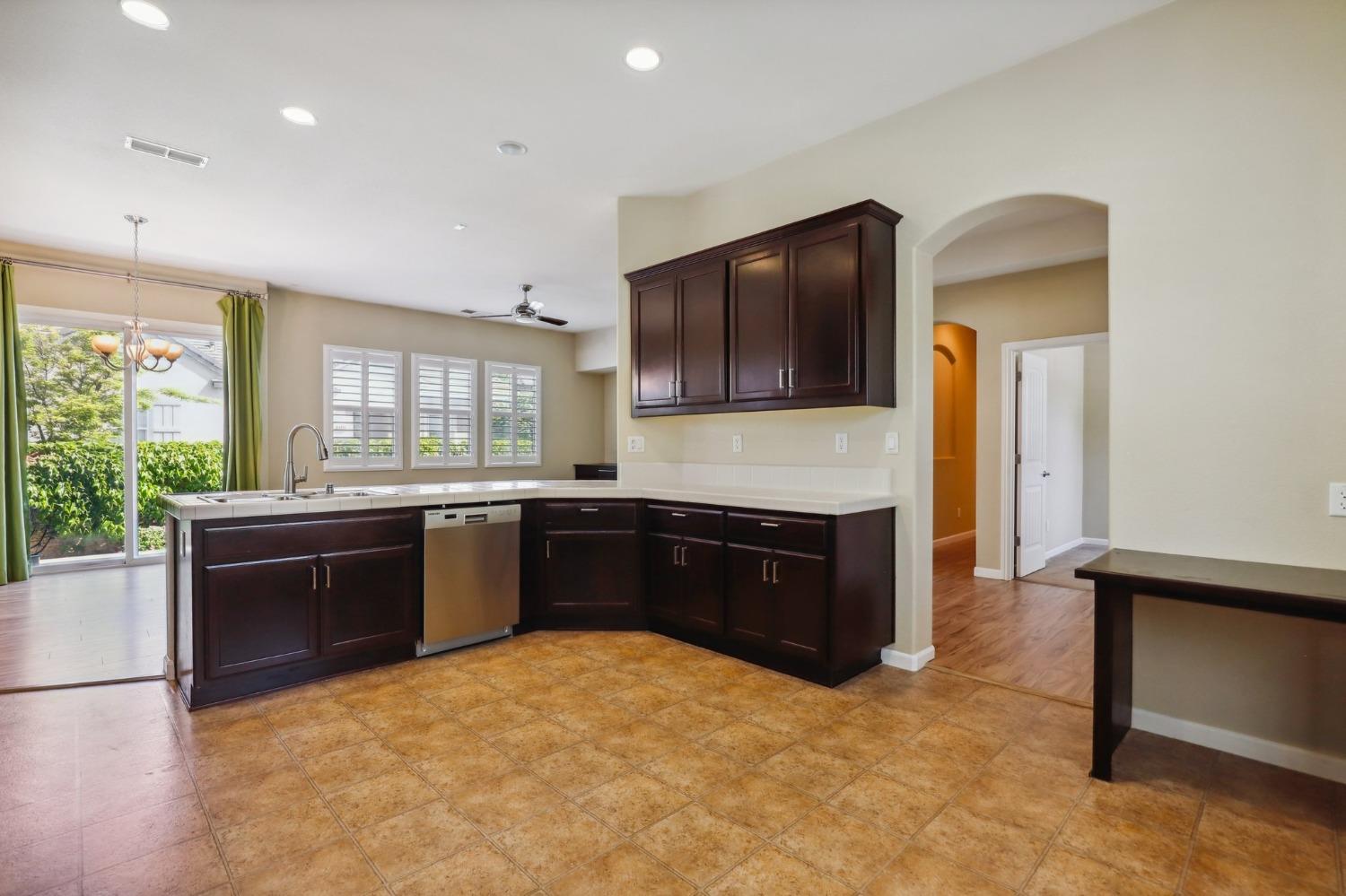 Detail Gallery Image 15 of 41 For 8040 Linda Isle Ln, Sacramento,  CA 95831 - 3 Beds | 2 Baths