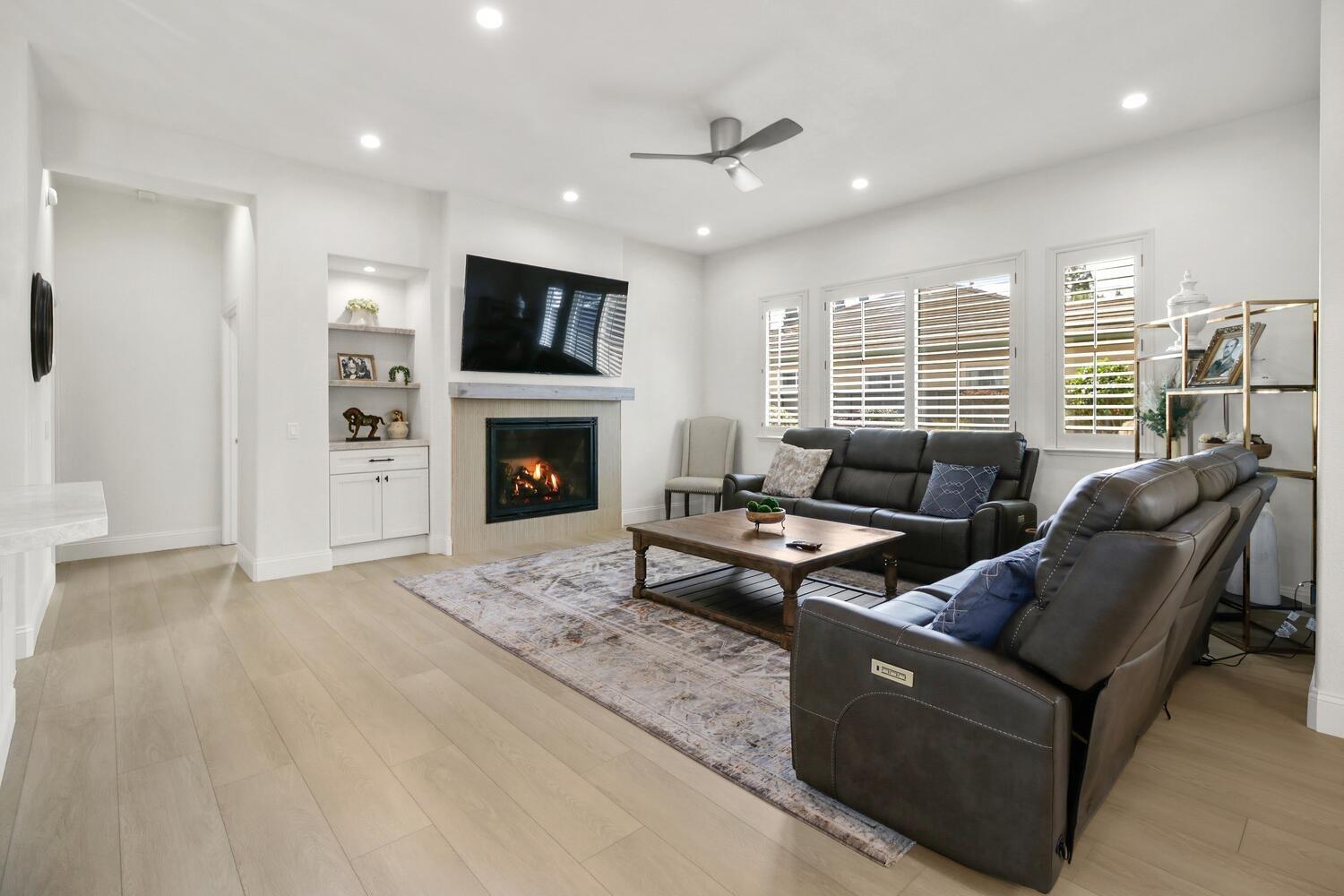 Detail Gallery Image 9 of 85 For 2500 Emerald Lake, Elk Grove,  CA 95758 - 2 Beds | 2 Baths