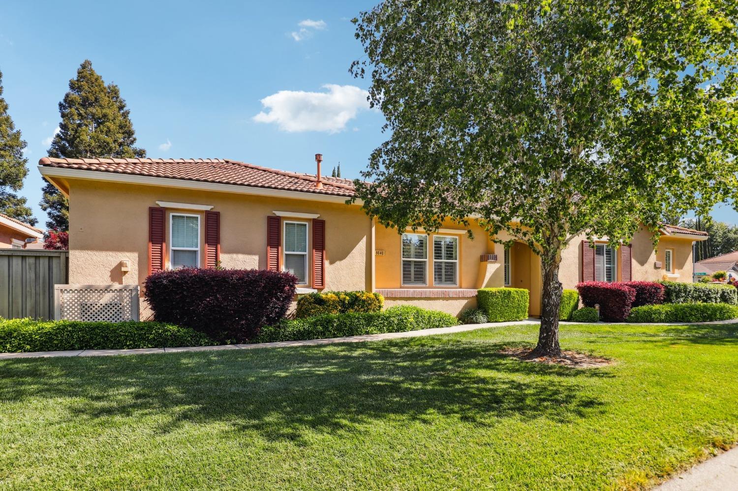 Detail Gallery Image 2 of 41 For 8040 Linda Isle Ln, Sacramento,  CA 95831 - 3 Beds | 2 Baths
