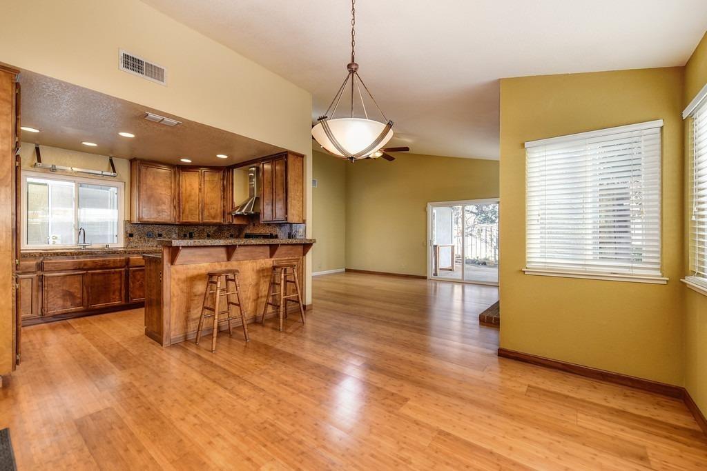 Detail Gallery Image 7 of 22 For 195 River Run Cir, Sacramento,  CA 95833 - 3 Beds | 2 Baths