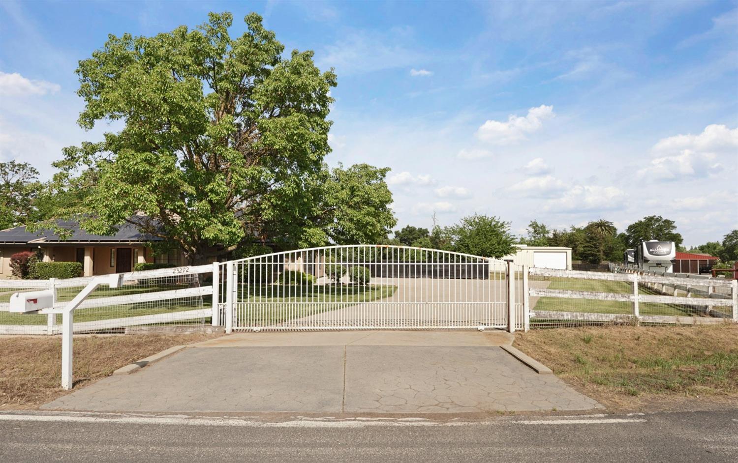 Detail Gallery Image 2 of 54 For 25292 White Fence Ct, Acampo,  CA 95220 - 4 Beds | 2 Baths