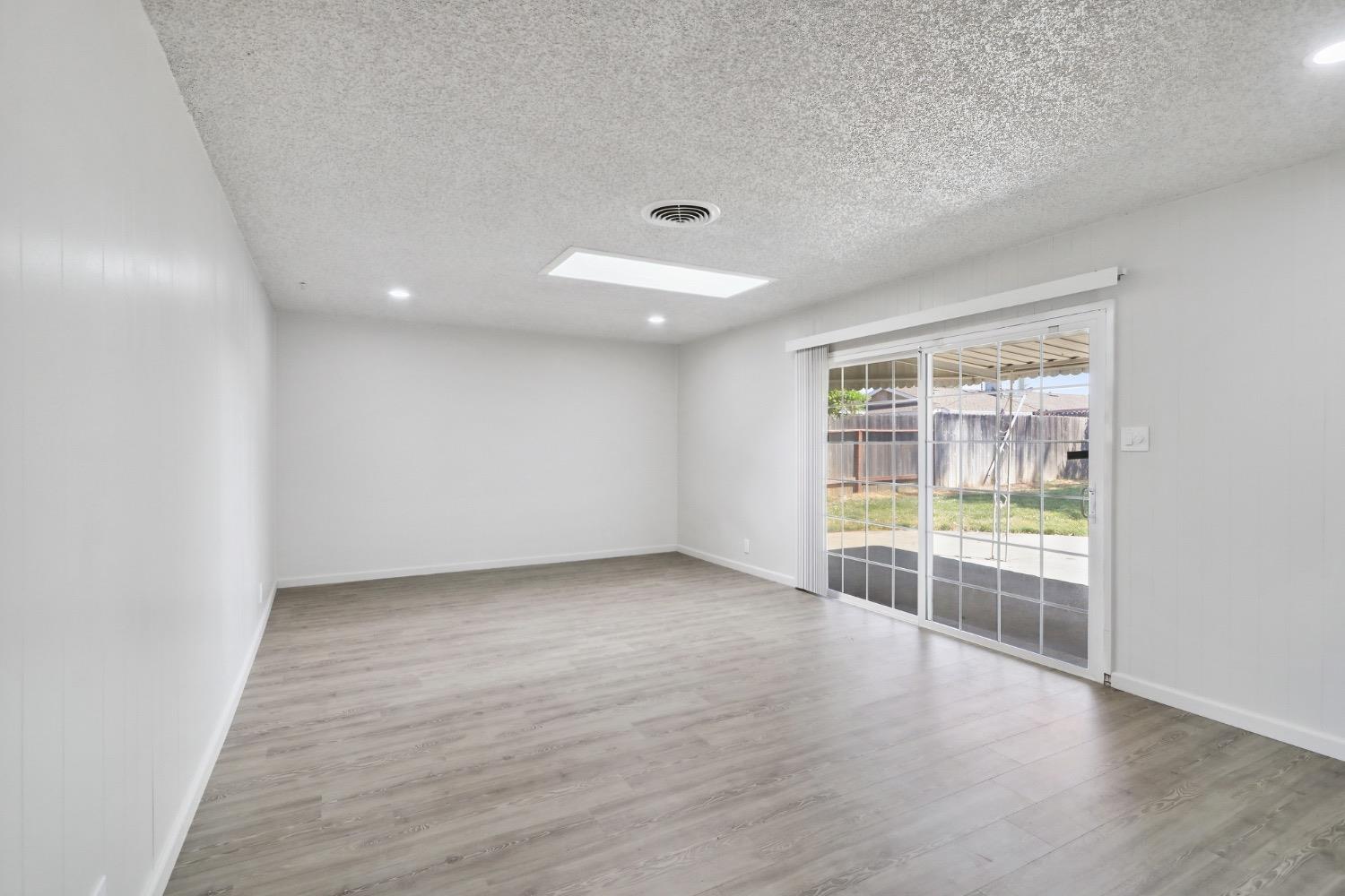 Detail Gallery Image 20 of 44 For 9101 La Riviera Dr, Sacramento,  CA 95826 - 4 Beds | 2 Baths