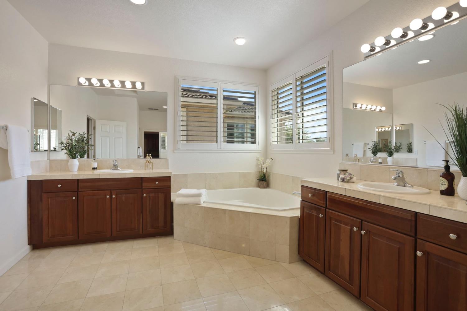 Detail Gallery Image 51 of 62 For 4227 Steamboat Cove Ln, Stockton,  CA 95219 - 5 Beds | 4 Baths