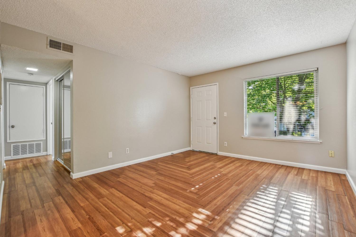 Photo #7: 225033057 Listing: Photo #7