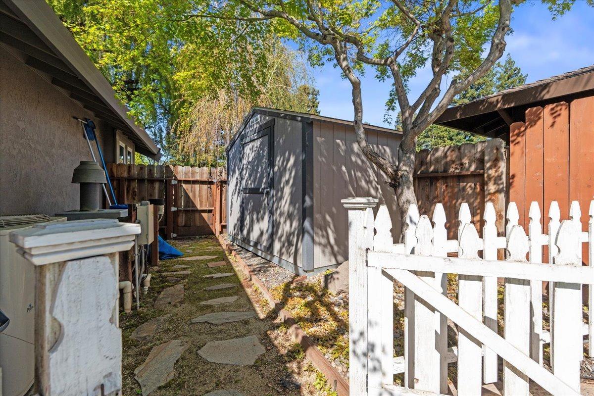 Candlewood Place, Riverbank, California image 37