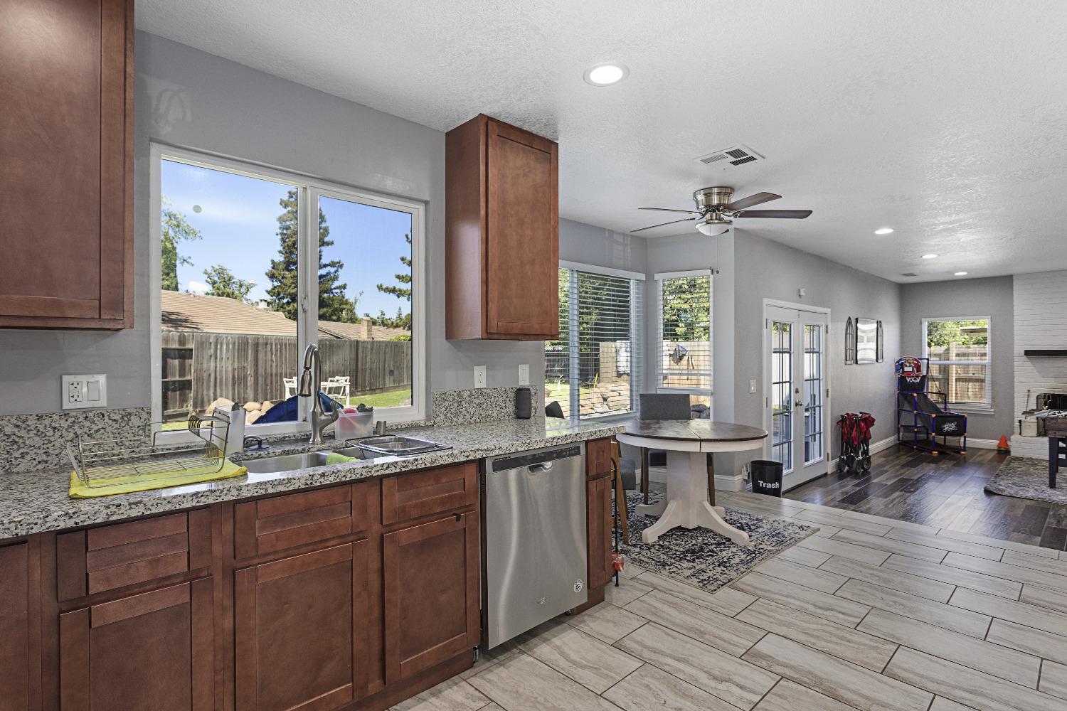 Detail Gallery Image 6 of 30 For 9722 Dublin Ct, Stockton,  CA 95209 - 3 Beds | 2/1 Baths