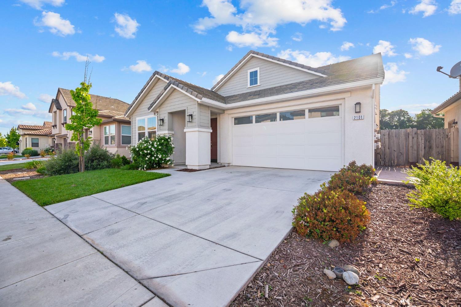Detail Gallery Image 2 of 31 For 2101 Melody Ln, Modesto,  CA 95355 - 6 Beds | 4 Baths