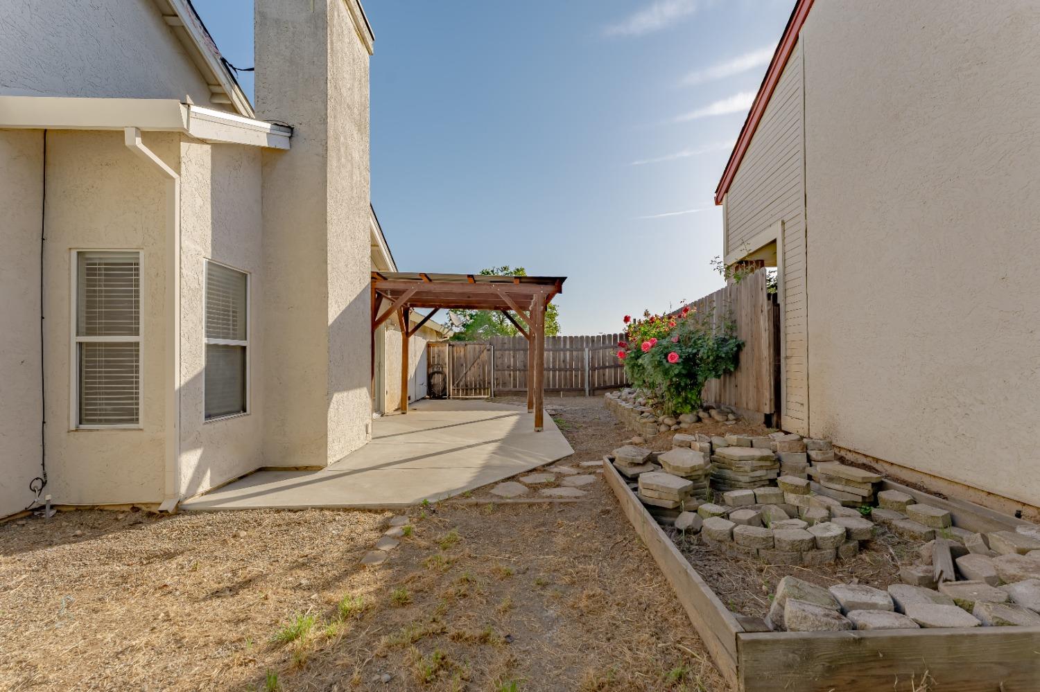 Detail Gallery Image 4 of 24 For 8156 Westray Dr, Sacramento,  CA 95829 - 3 Beds | 2 Baths