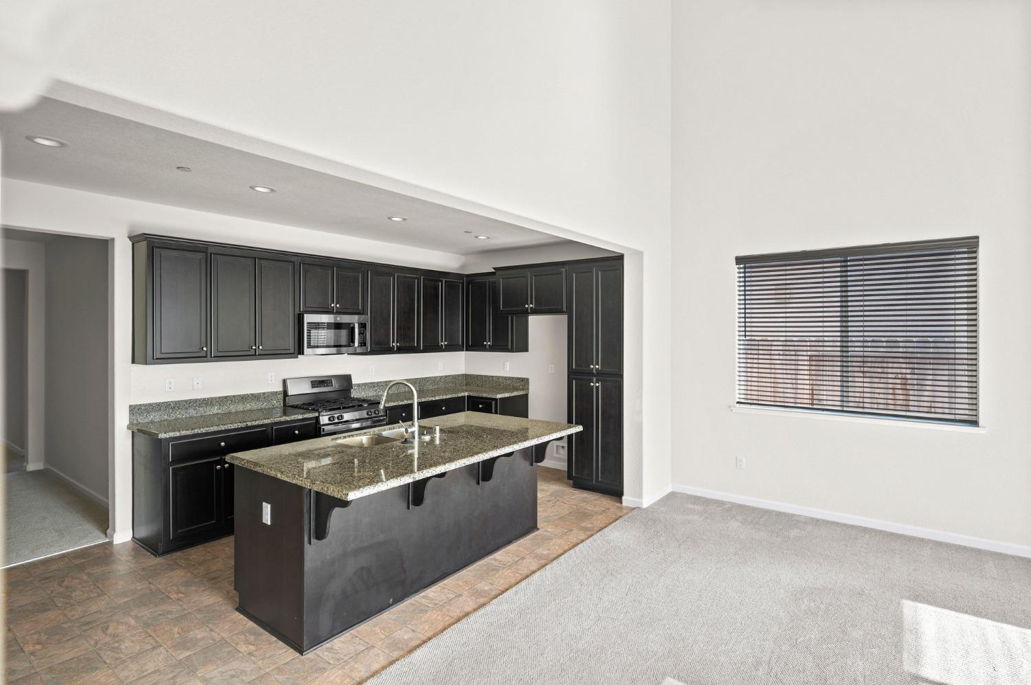 Detail Gallery Image 5 of 31 For 2101 Melody Ln, Modesto,  CA 95355 - 6 Beds | 4 Baths