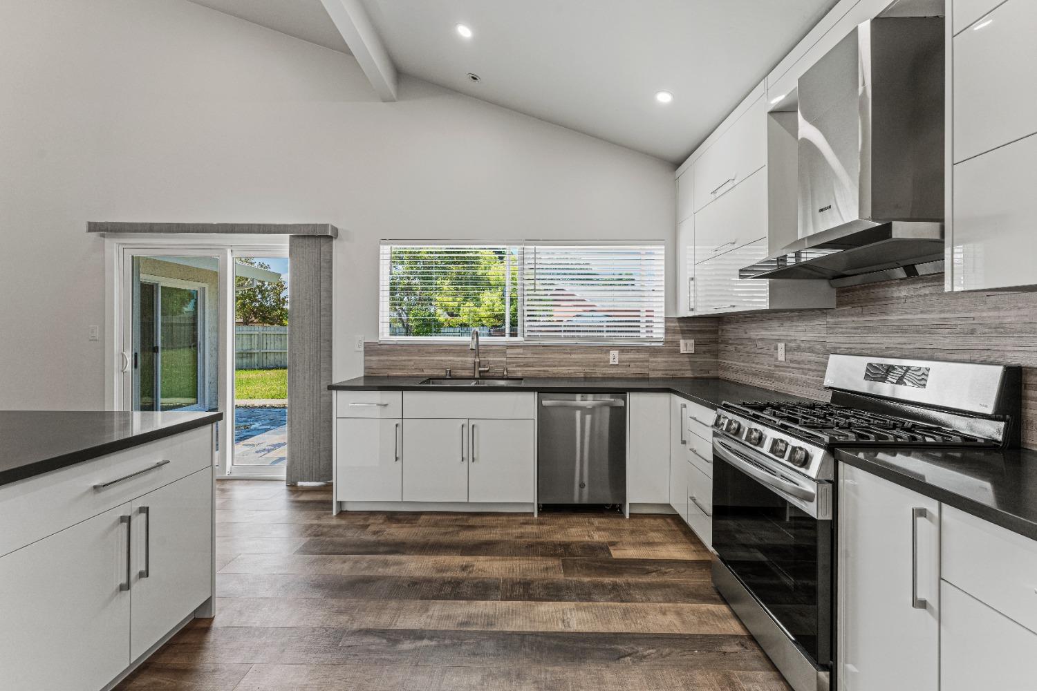 Detail Gallery Image 9 of 39 For 6865 Escallonia Dr, Orangevale,  CA 95662 - 3 Beds | 3 Baths
