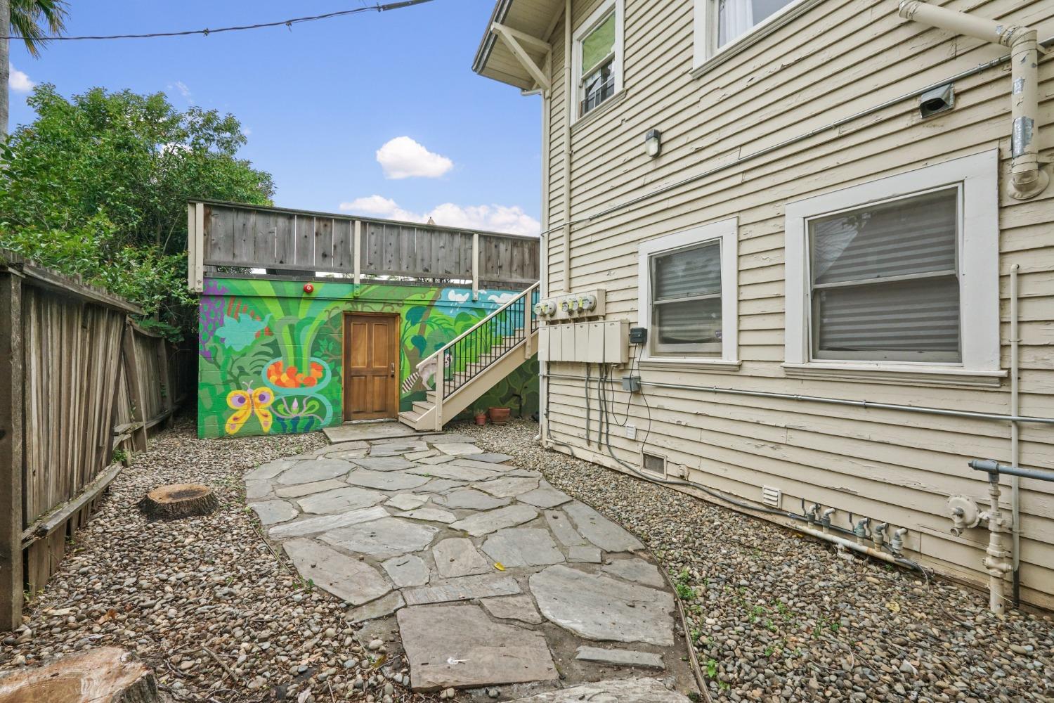 Detail Gallery Image 6 of 26 For 910 38th St, Sacramento,  CA 95816 - – Beds | – Baths