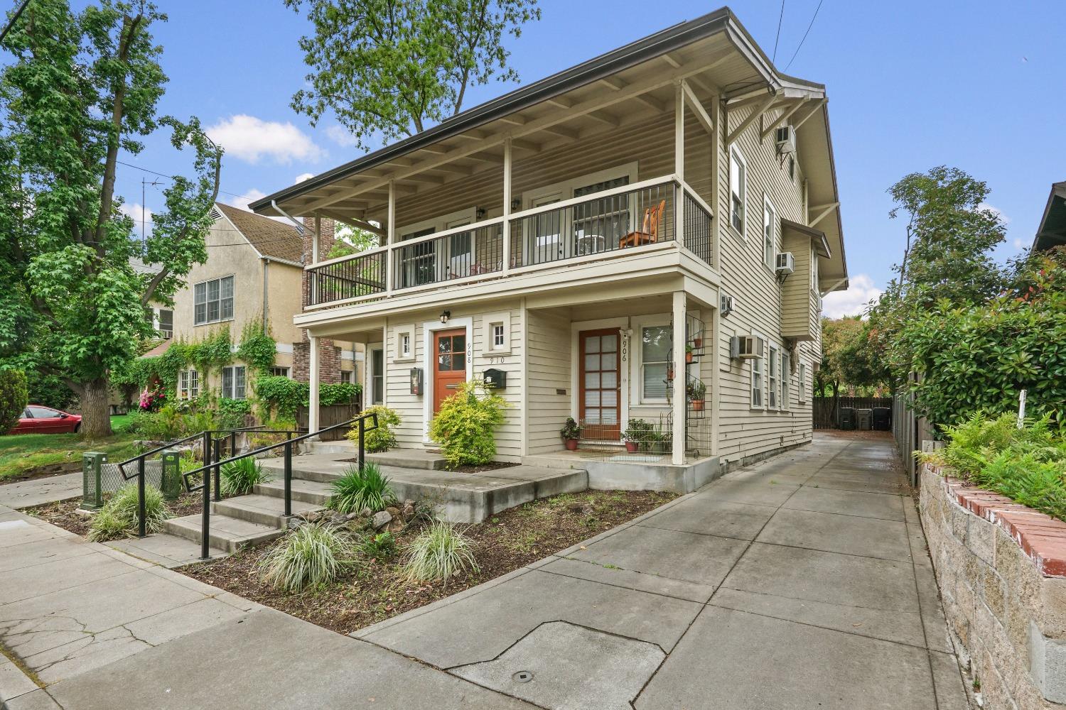 Detail Gallery Image 2 of 26 For 910 38th St, Sacramento,  CA 95816 - – Beds | – Baths