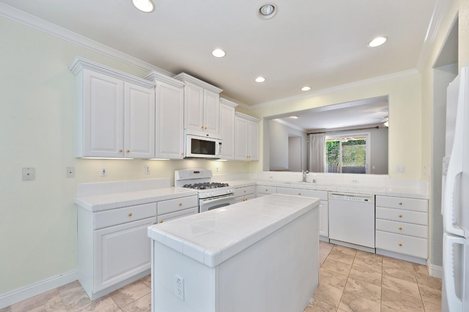 Detail Gallery Image 8 of 24 For 251 Perazul Cir, Sacramento,  CA 95835 - 1 Beds | 2 Baths