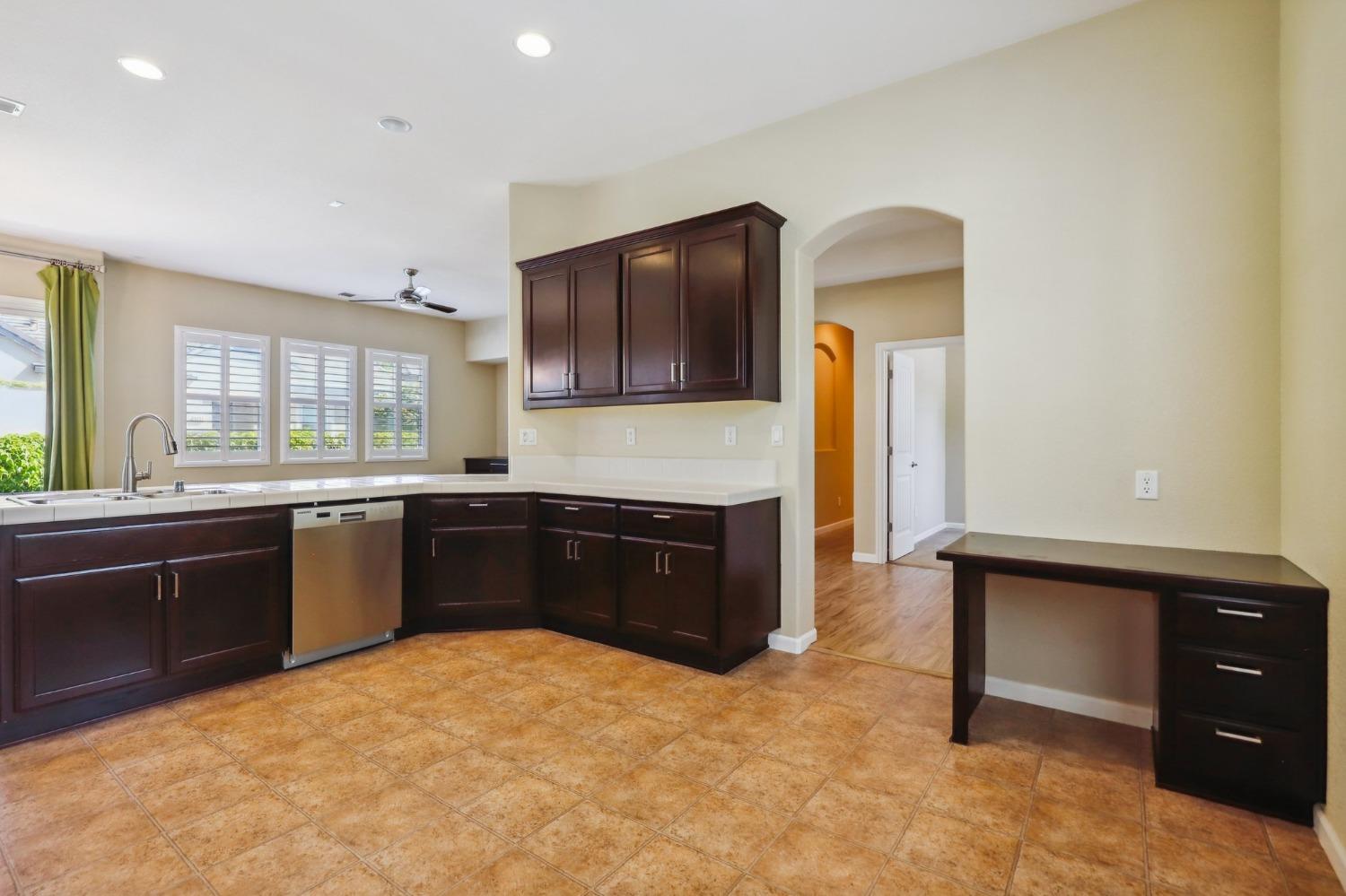 Detail Gallery Image 14 of 41 For 8040 Linda Isle Ln, Sacramento,  CA 95831 - 3 Beds | 2 Baths