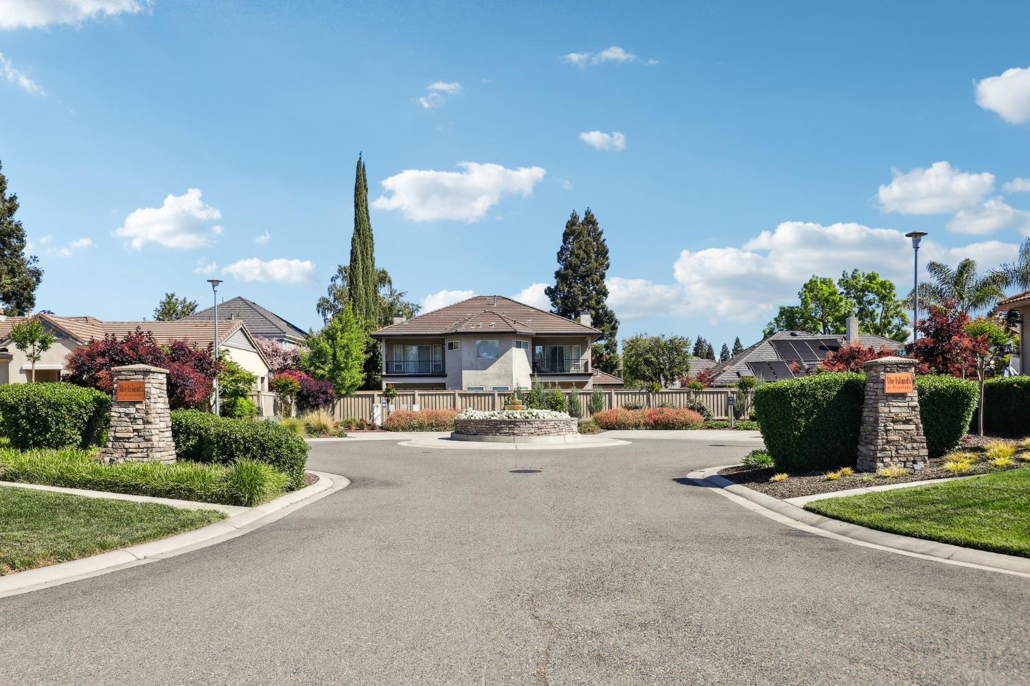 Detail Gallery Image 4 of 41 For 8040 Linda Isle Ln, Sacramento,  CA 95831 - 3 Beds | 2 Baths