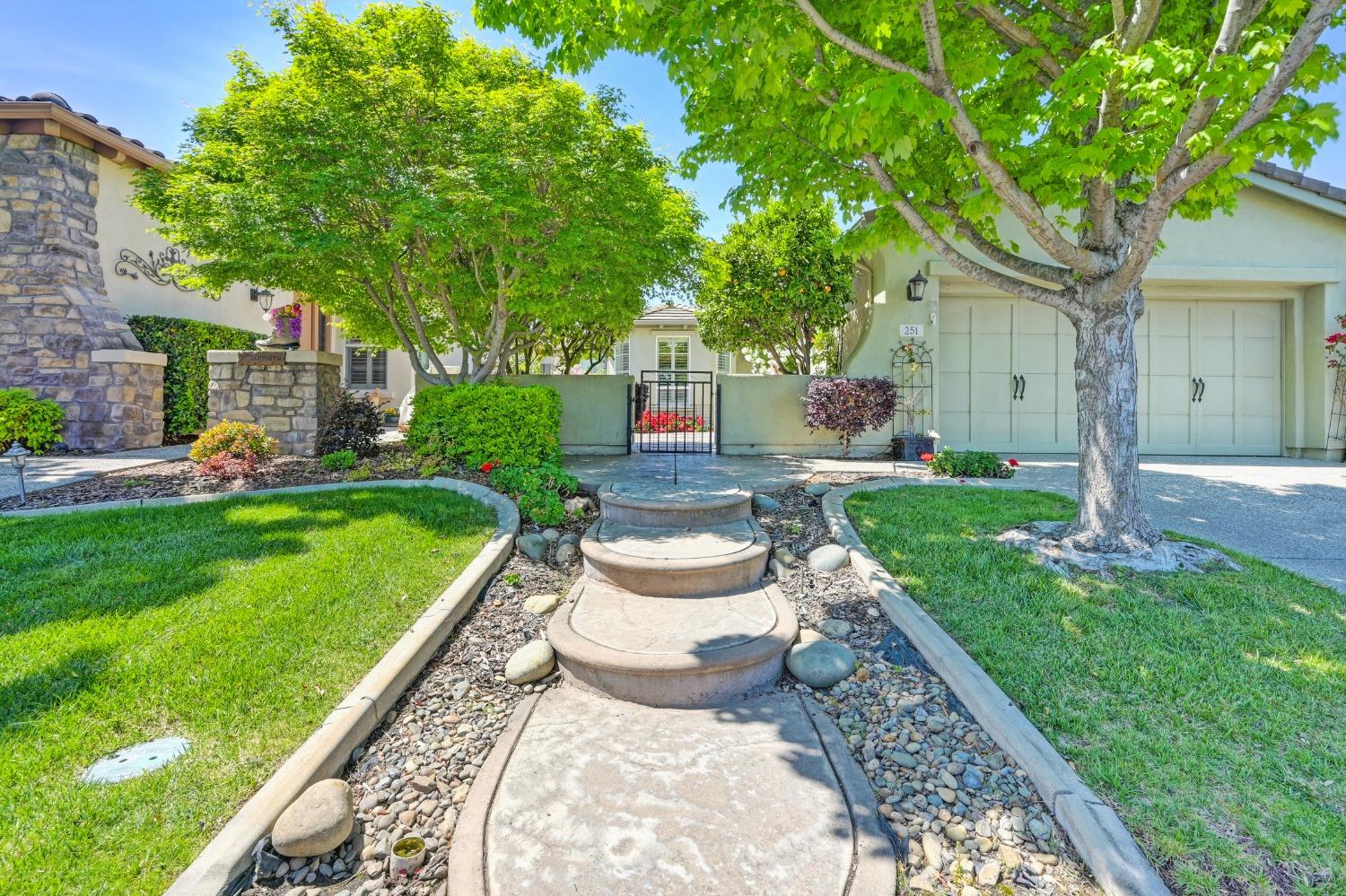 Detail Gallery Image 1 of 24 For 251 Perazul Cir, Sacramento,  CA 95835 - 1 Beds | 2 Baths