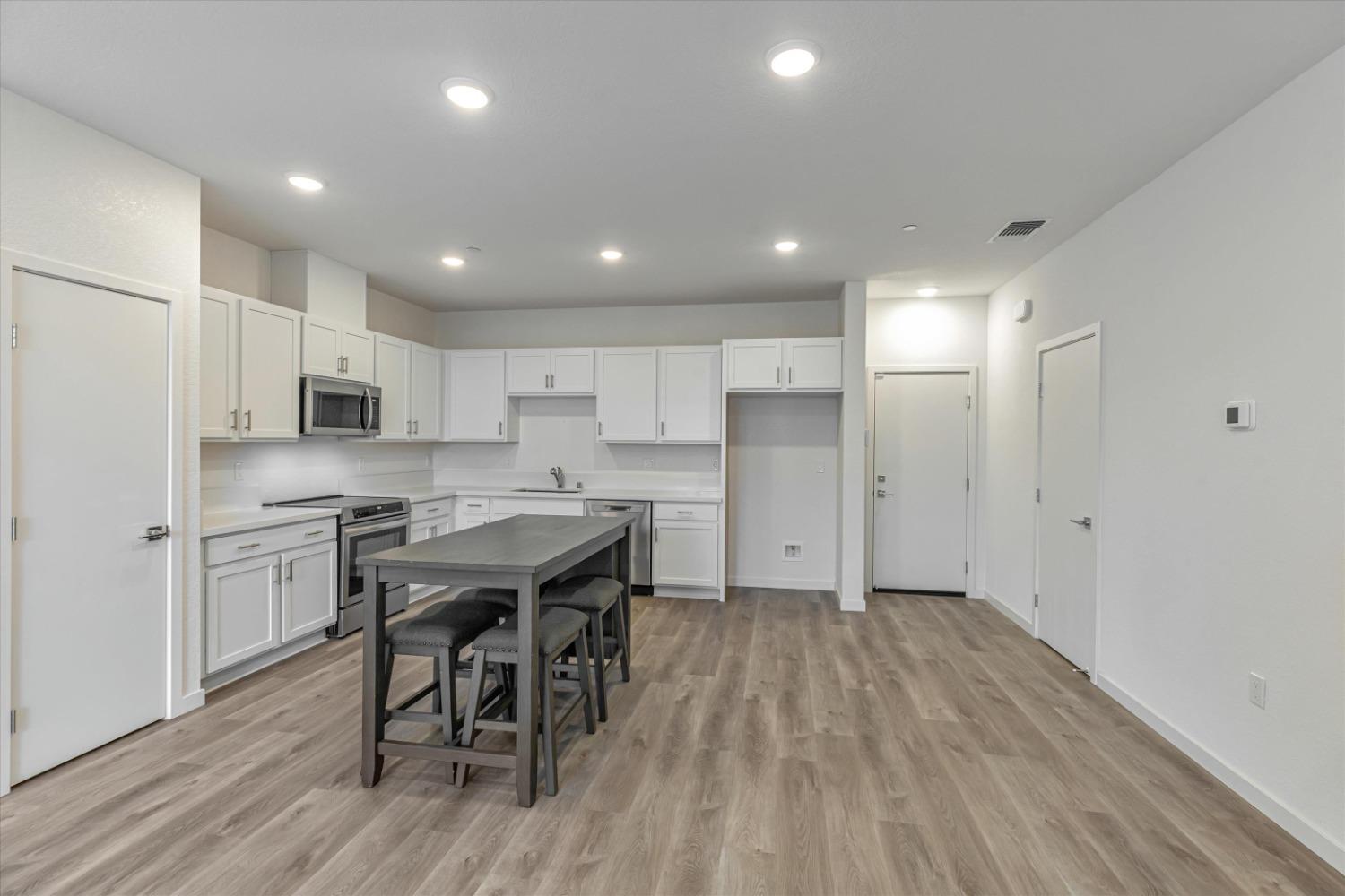 Bridgecross Drive, Sacramento, California image 2