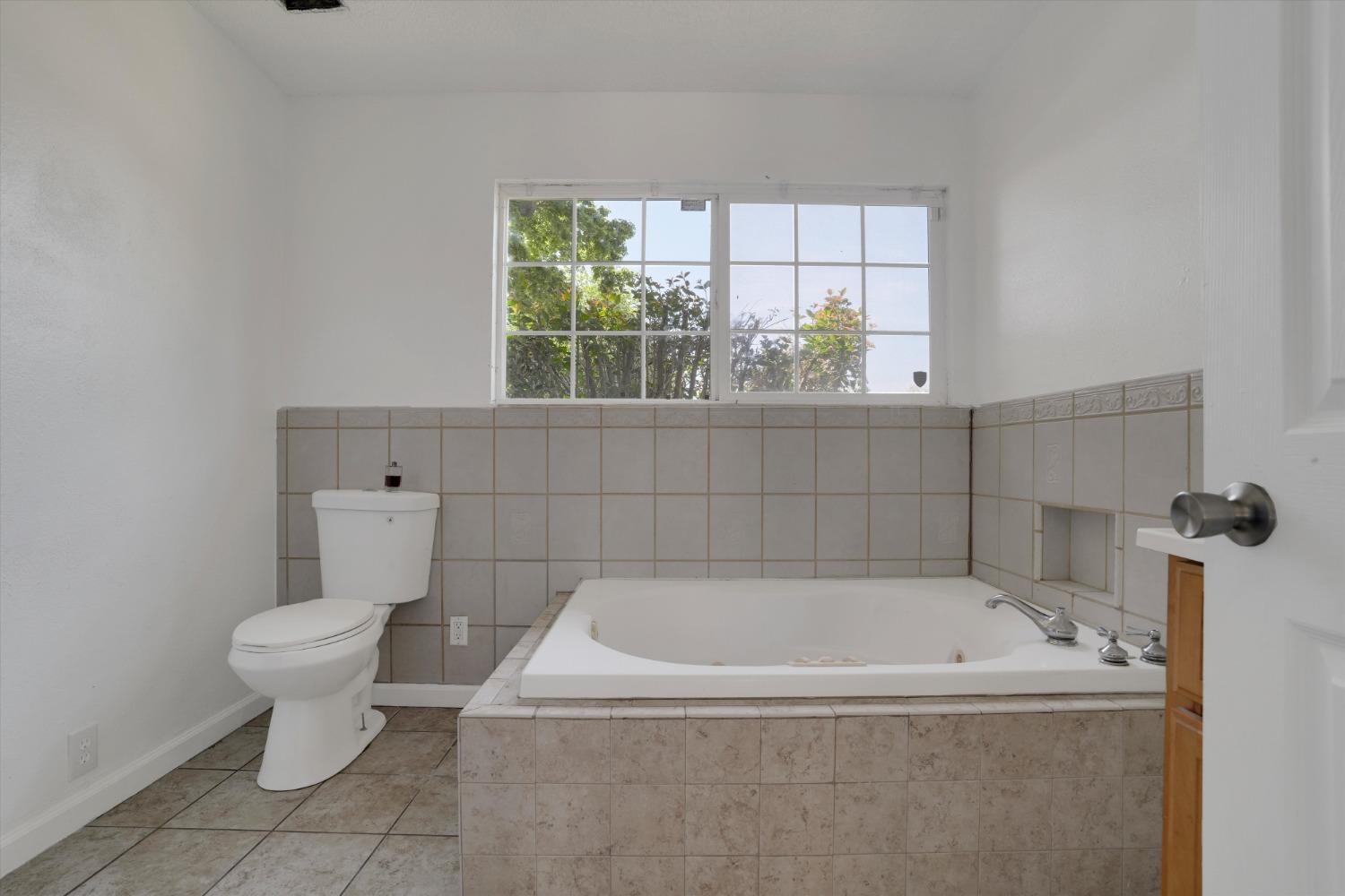 Detail Gallery Image 23 of 28 For 302 Sepulveda Dr, Stockton,  CA 95210 - 3 Beds | 3 Baths