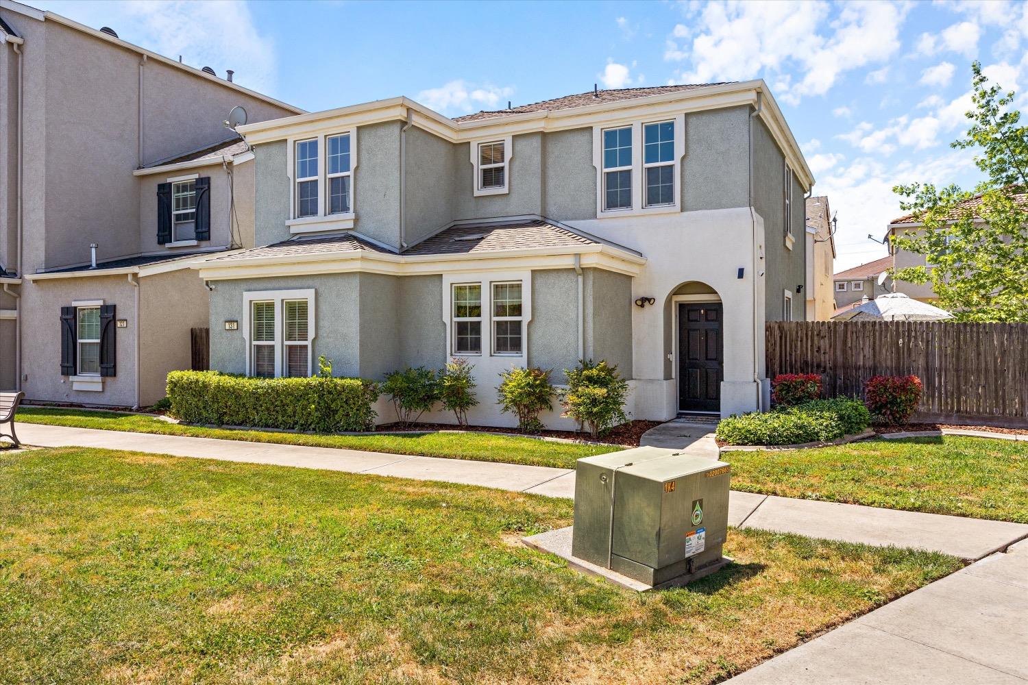 Detail Gallery Image 4 of 39 For 131 Ashwick Loop, Sacramento,  CA 95823 - 3 Beds | 2/1 Baths