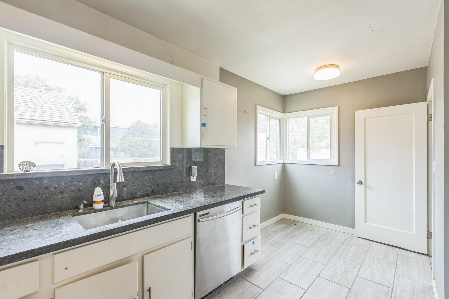 Detail Gallery Image 9 of 26 For 3809 San Carlos Way, Sacramento,  CA 95820 - 2 Beds | 1 Baths