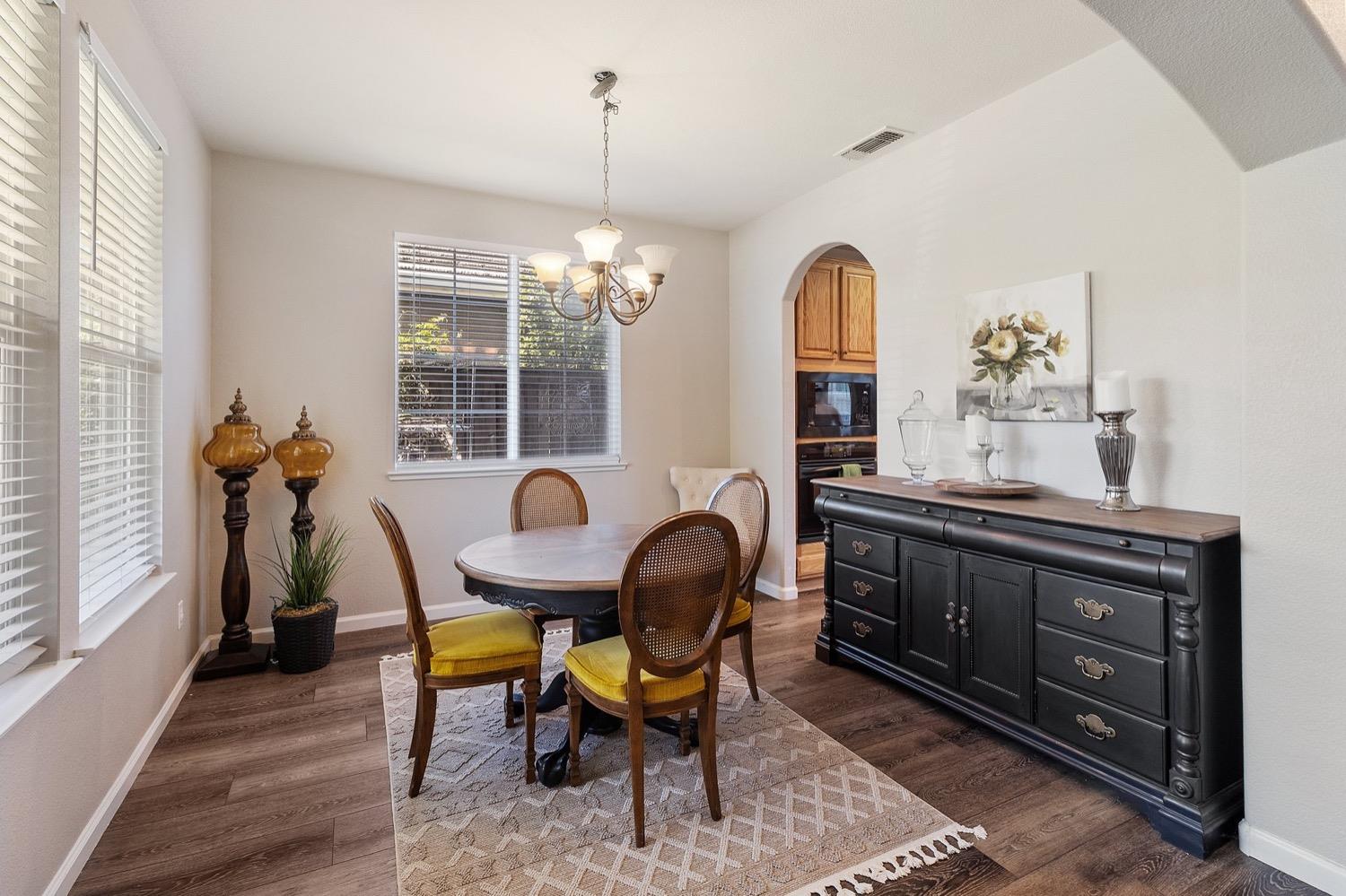 Detail Gallery Image 8 of 37 For 517 Lasso Ct, Oakdale,  CA 95361 - 5 Beds | 2/1 Baths